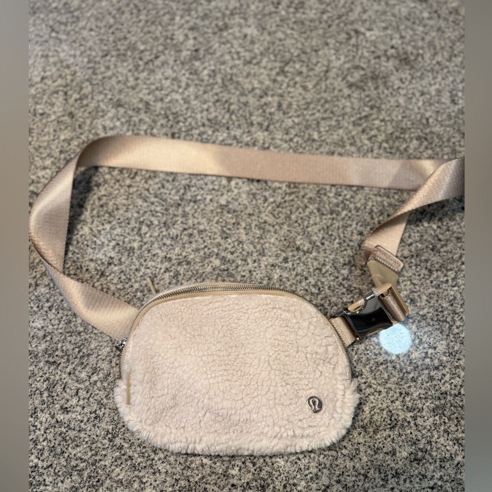 Lululemon Everywhere Belt Bag